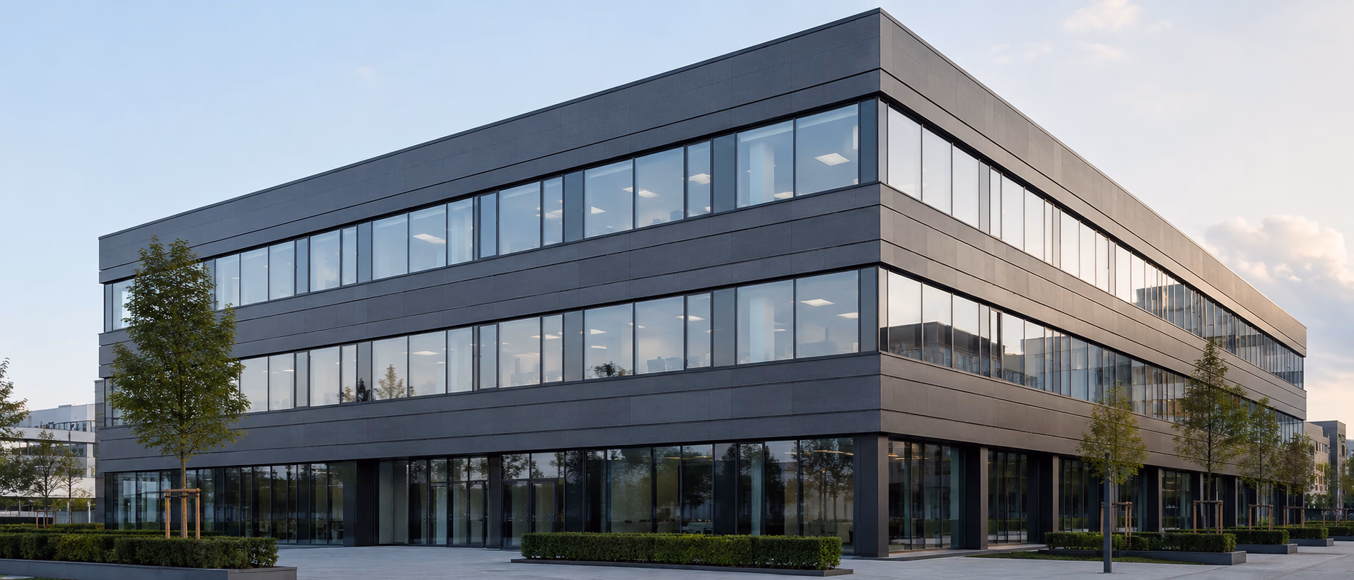 Modernes Bürogebäude in Tageslicht