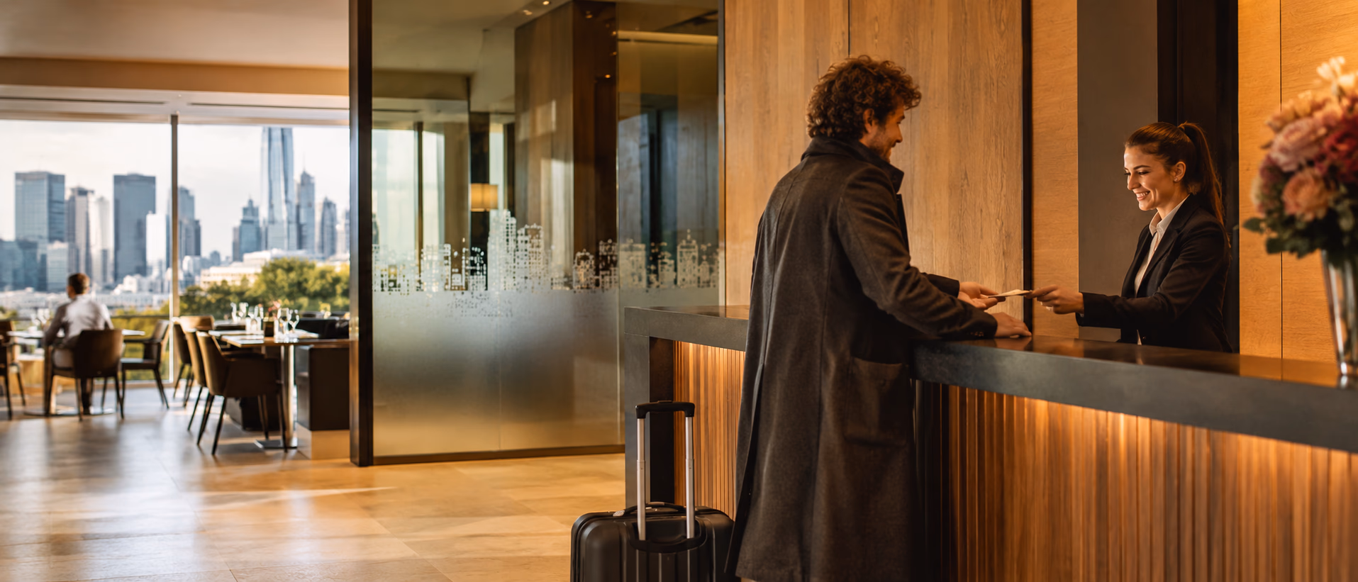 Hotellobby mit warmem Holz, einladende Atmosphäre