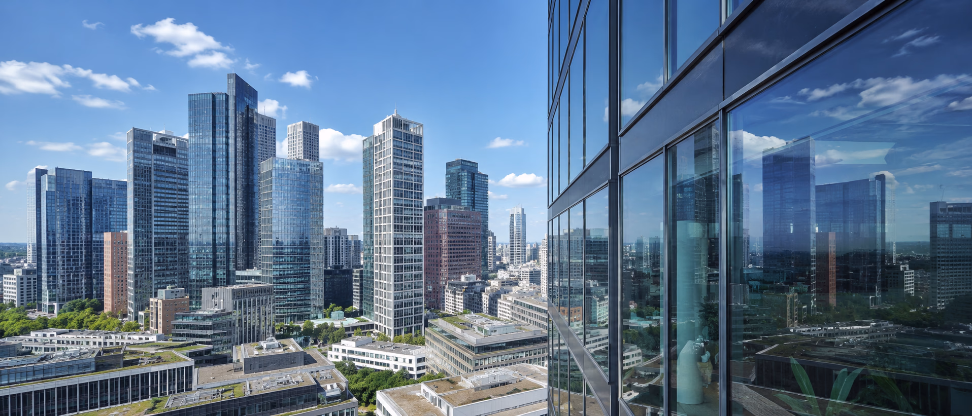 Frankfurter Skyline mit Bürohochhaus in Sommerlicht