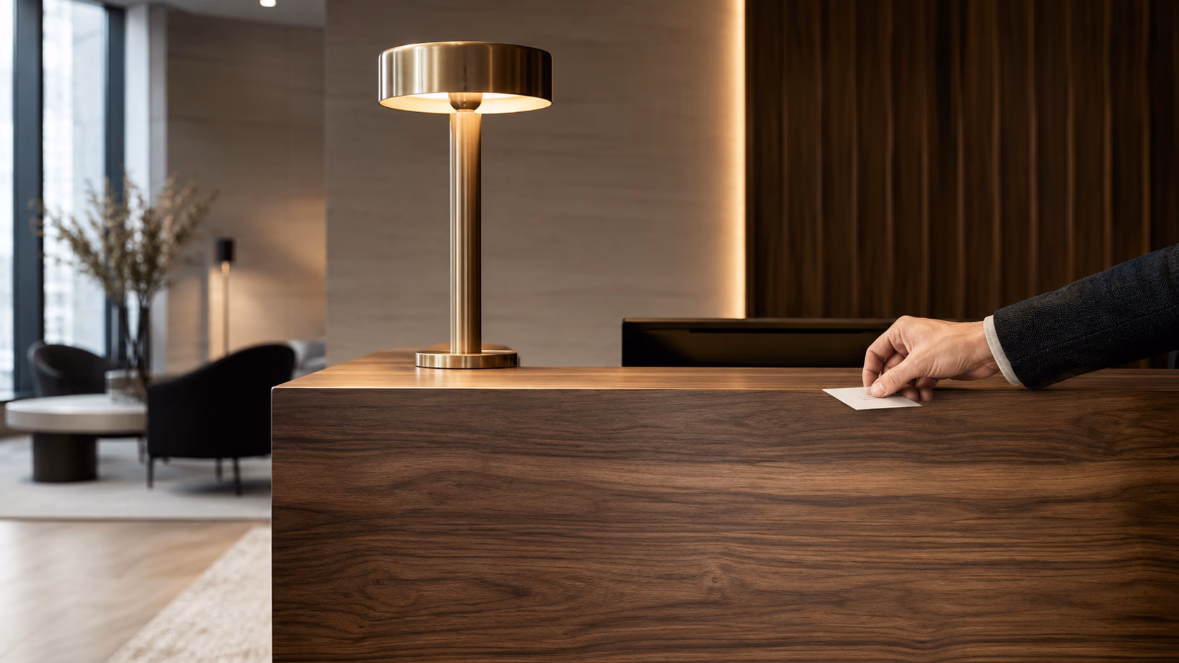 Detail eines hochwertigen Empfangstresens mit DI-NOC-Walnussholz-Folierung in einer deutschen Hotellobby